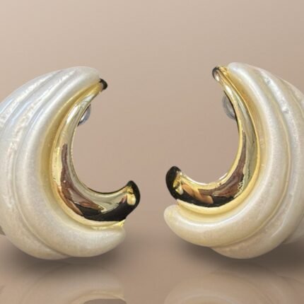 Shell-inspired hoop earrings